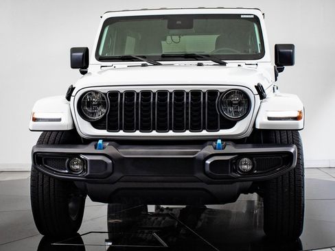 Used 2024 Jeep Wrangler Unlimited image 2