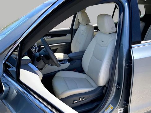 Used 2024 Cadillac XT6 Premium Luxury w/ Technology Package FWD image 7