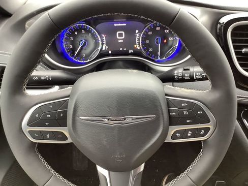 New 2026 Chrysler Pacifica Select image 12