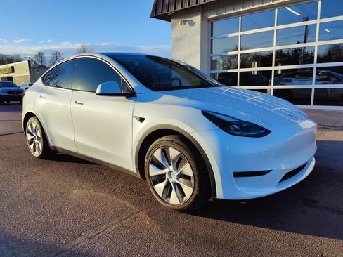 Used 2023 Tesla Model Y AWD image 2