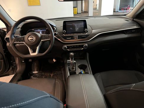 Used 2025 Nissan Altima 2.5 SV FWD image 32