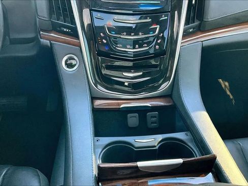 Used 2019 Cadillac Escalade Luxury AWD/4WD image 16