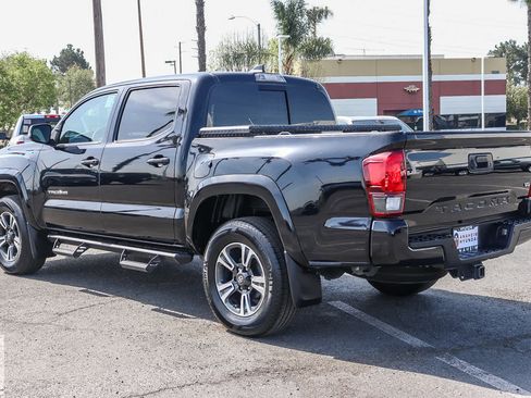Used 2018 Toyota Tacoma TRD Sport w/ Technology Package image 8