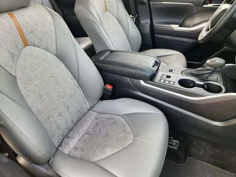Used 2023 Toyota Highlander Bronze Edition FWD image 10