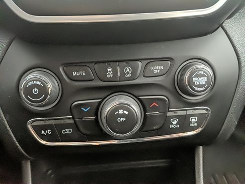 Used 2019 Jeep Cherokee Latitude Plus w/ Trailer Tow Group image 17