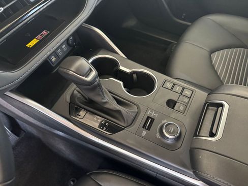 Used 2025 Toyota Highlander XSE AWD/4WD image 46