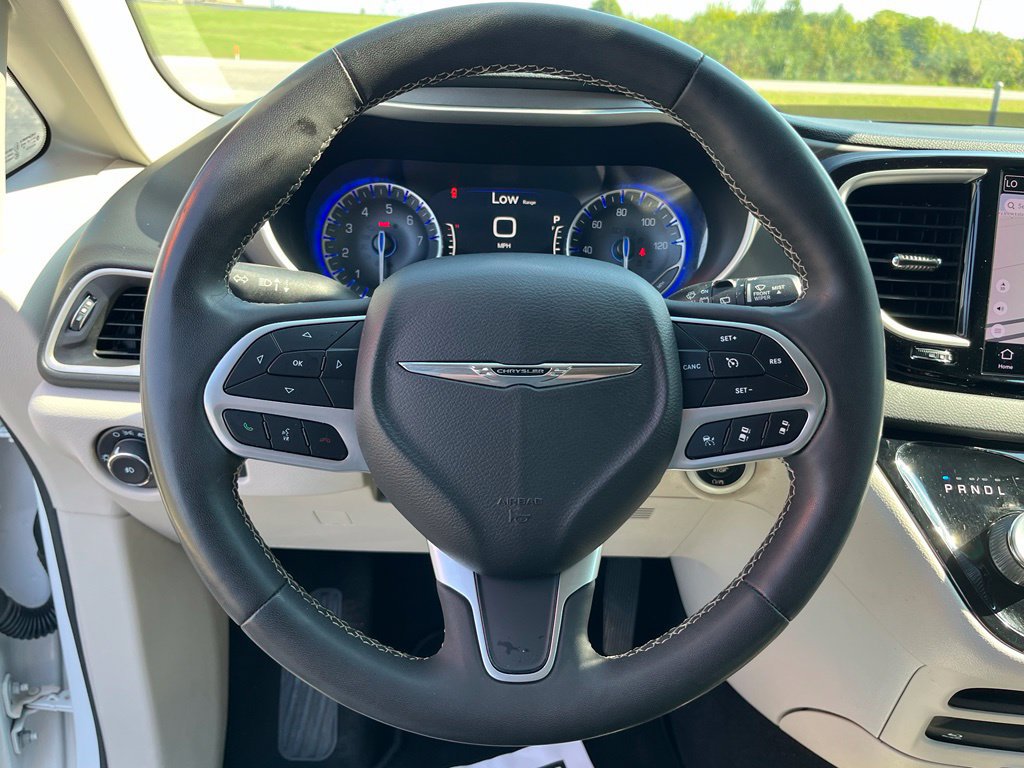 Used 2022 Chrysler Pacifica Touring-L w/ Uconnect Theater Family Group FWD image 16