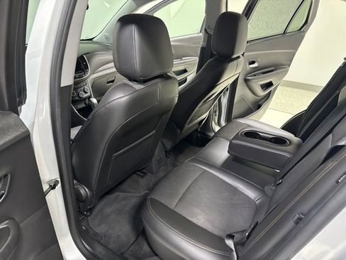 Used 2019 Chevrolet Trax LT w/ LT Convenience Package FWD image 23