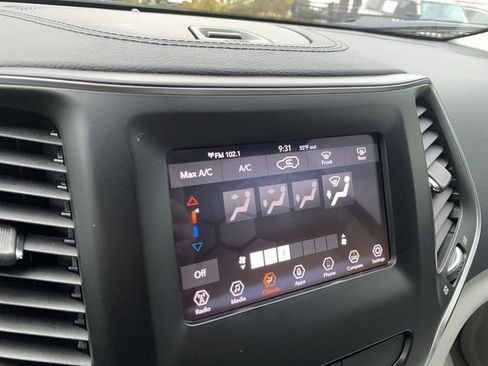 Used 2020 Jeep Cherokee Latitude Plus image 21