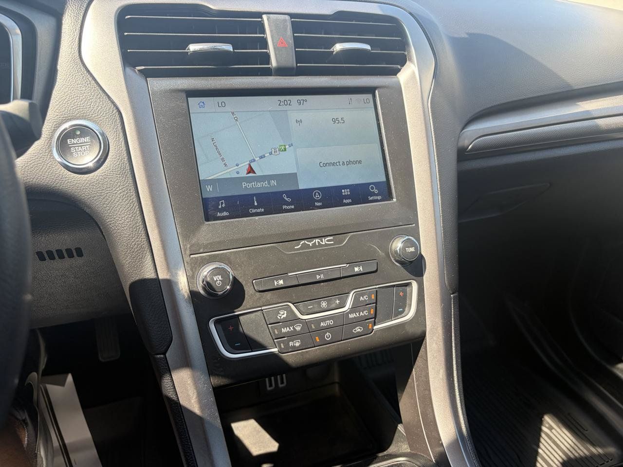 Used 2020 Ford Fusion SE FWD image 15