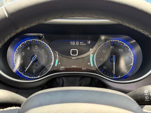 Used 2024 Chrysler Pacifica Touring-L FWD image 9