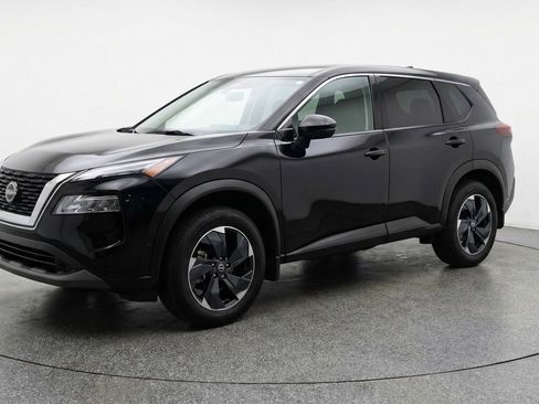 Used 2025 Nissan Rogue SV image 3