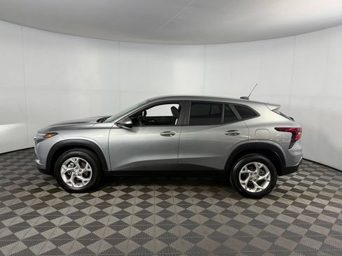 Used 2024 Chevrolet Trax LS w/ LS Convenience Package FWD image 10