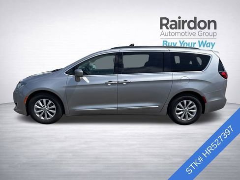 Used 2017 Chrysler Pacifica Touring-L FWD image 4
