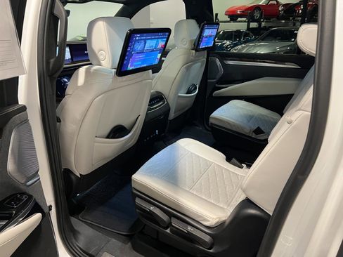 Used 2025 Cadillac Escalade ESV Sport Platinum AWD/4WD image 32