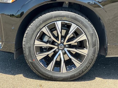 Used 2023 Volvo XC60 B5 Plus w/ Protection Package AWD/4WD image 11