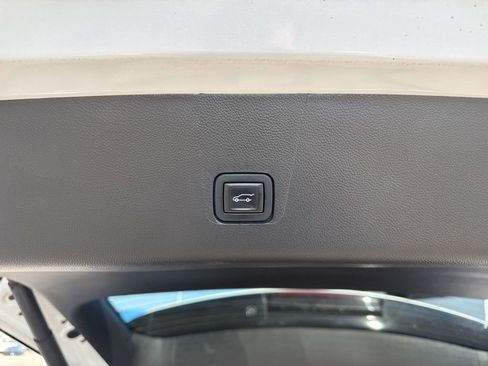 Used 2021 Chevrolet Traverse LT image 31