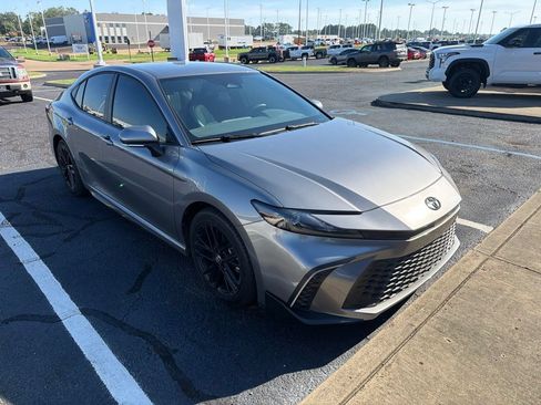 Used 2026 Toyota Camry SE w/ Convenience Package FWD image 3