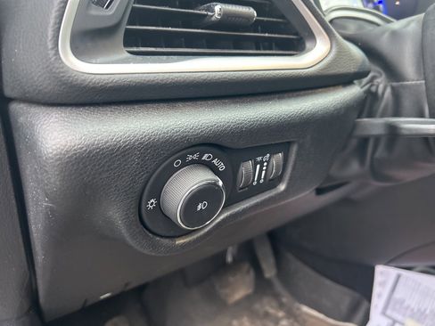 Used 2020 Chrysler Pacifica Touring-L image 19