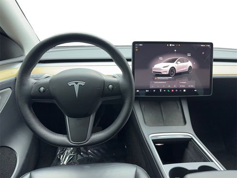 Used 2023 Tesla Model Y Long Range image 18