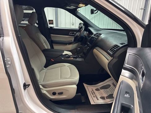 Used 2019 Ford Explorer XLT w/ Equipment Group 201A FWD image 27