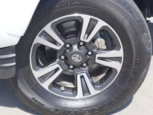 Used 2019 Toyota Tacoma TRD Sport w/ Technology Package AWD/4WD image 12