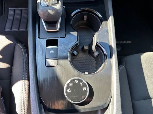 Used 2024 Nissan Rogue S image 31