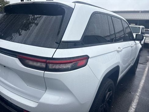 Used 2022 Jeep Grand Cherokee Altitude image 4