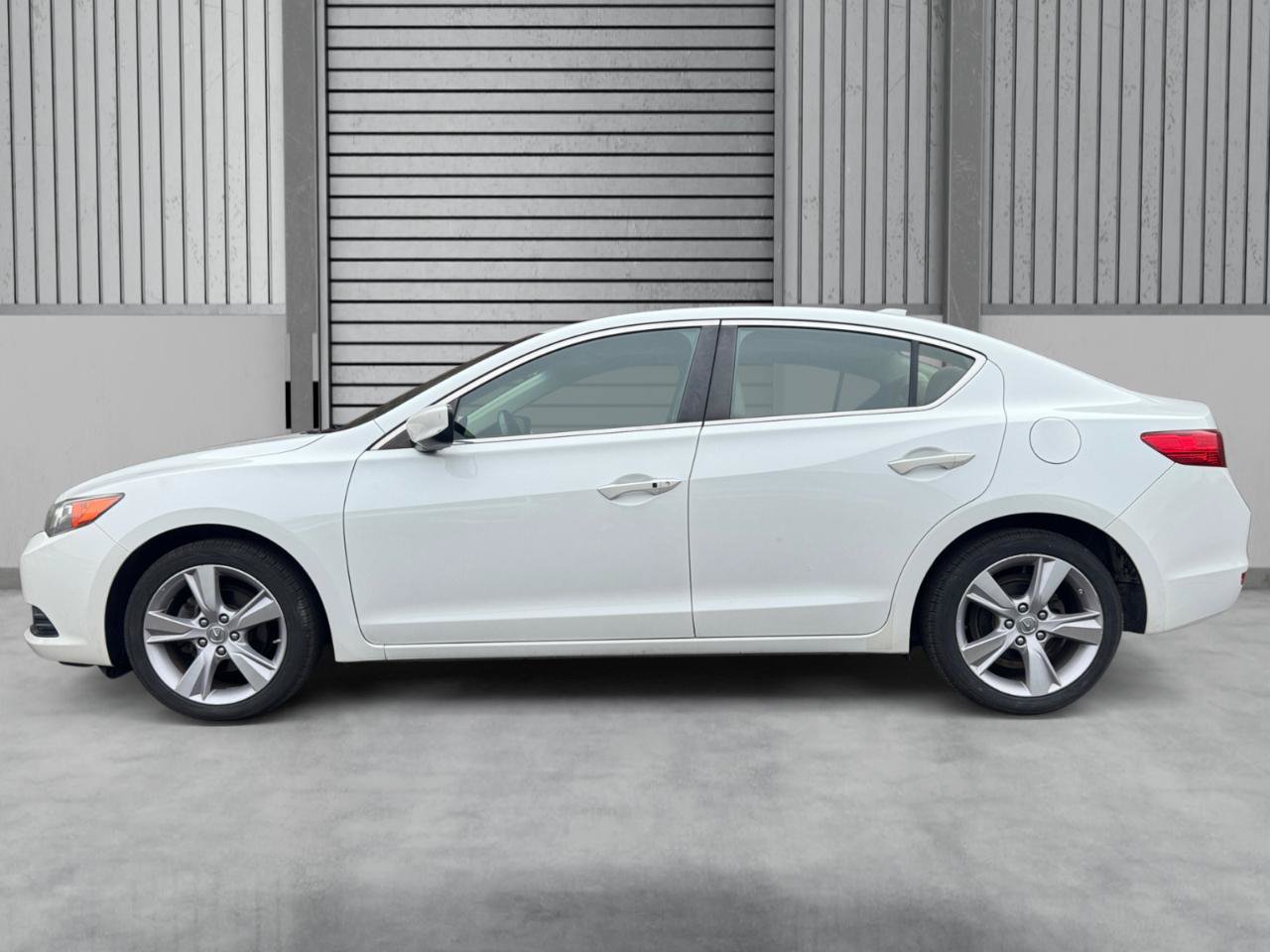 Used 2015 Acura ILX w/ Technology Package FWD image 2