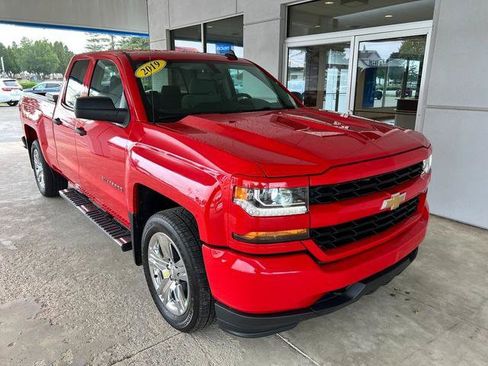 Used 2019 Chevrolet Silverado 1500 Custom w/ Custom Convenience Package AWD/4WD image 5