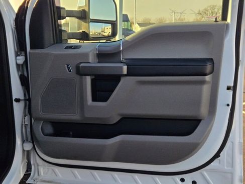 Used 2017 Ford F250 XLT w/ XLT Premium Package image 5