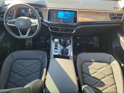 Used 2024 Volkswagen Atlas SE w/ Panoramic Sunroof Package FWD image 16