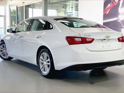 Used 2017 Chevrolet Malibu LT FWD image 4