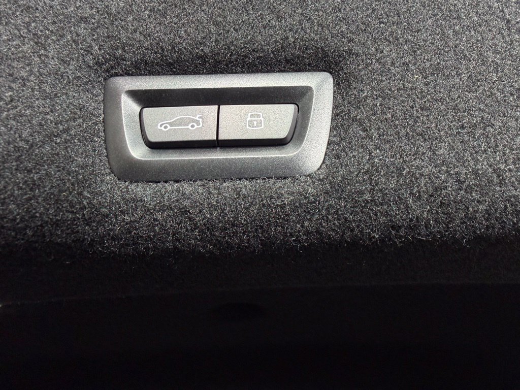 Used 2023 BMW i7 xDrive60 w/ Parking Assistance Package AWD/4WD image 17