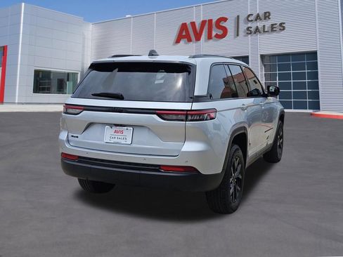 Used 2025 Jeep Grand Cherokee Altitude AWD/4WD image 6
