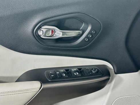 Used 2019 Jeep Cherokee Limited FWD image 19