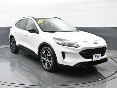 Used 2022 Ford Escape SE w/ SE Sport Appearance Package image 8