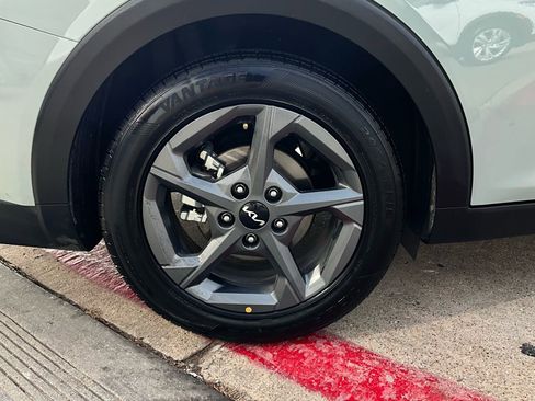 Used 2025 Kia K4 LXS image 9