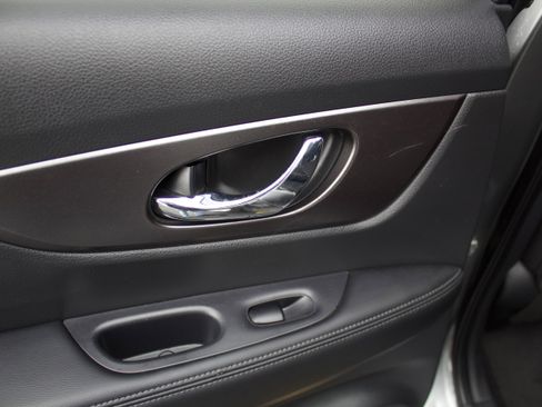 Used 2016 Nissan Rogue SV image 24