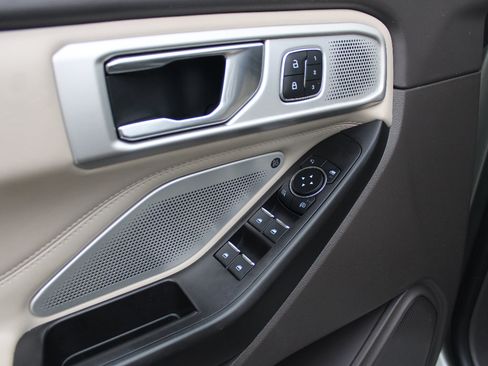 Used 2020 Ford Explorer Platinum w/ Premium Technology Package image 10