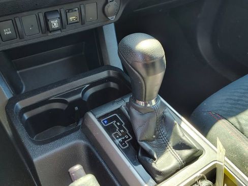 Used 2022 Toyota Tacoma SR5 AWD/4WD image 18