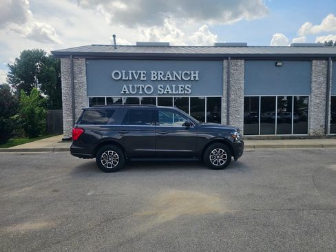 Used 2024 Ford Expedition XLT RWD image 3