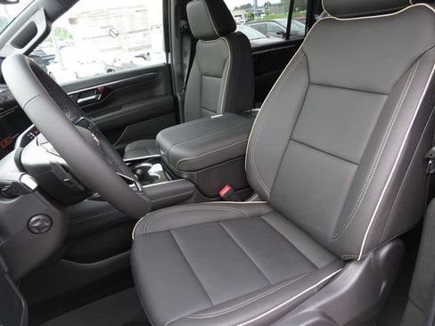 New 2025 Chevrolet Suburban Premier image 17