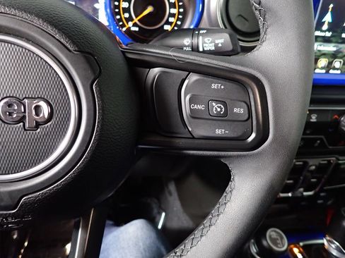 Used 2023 Jeep Gladiator Willys image 31