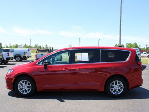Used 2025 Chrysler Pacifica Select FWD image 6