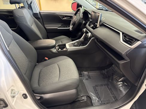 Used 2021 Toyota RAV4 XLE w/ Convenience Package image 16