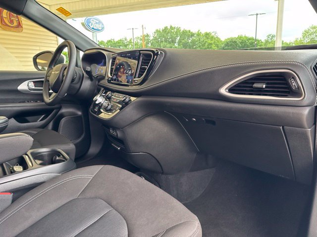 Used 2023 Chrysler Pacifica Touring FWD image 29