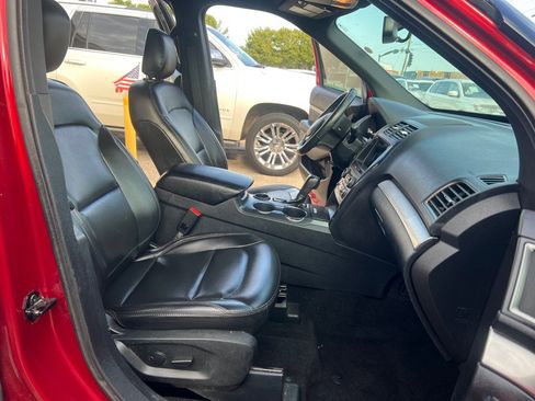 Used 2019 Ford Explorer XLT w/ Equipment Group 202A FWD image 16