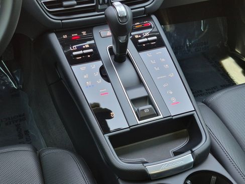 Certified 2026 Porsche Macan AWD/4WD image 18