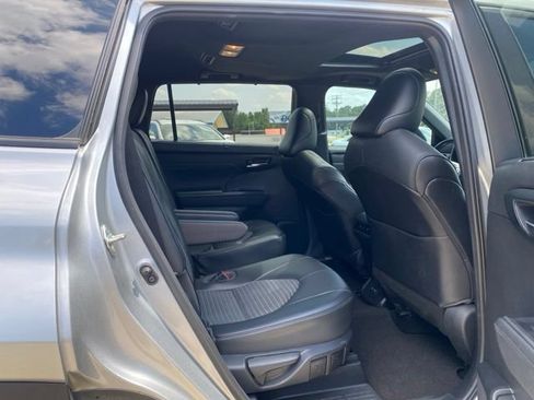 Used 2021 Toyota Highlander XSE FWD image 10